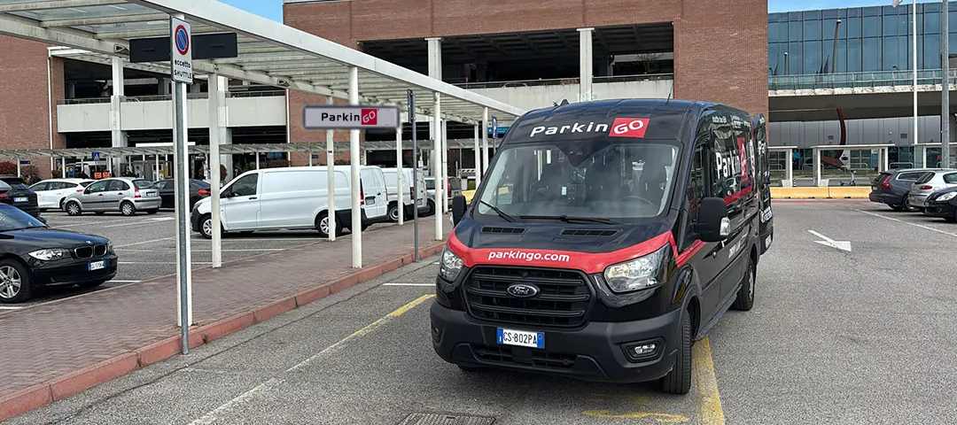 ParkinGO-Shuttle am Terminal des Flughafens Venedig