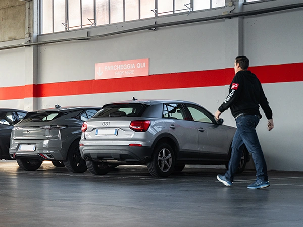 Personale ParkinGO sorveglia le auto in parcheggio