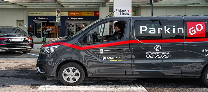 Navette ParkinGO en attente des passagers au terminal Arrivées de l’aéroport de Milan Linate