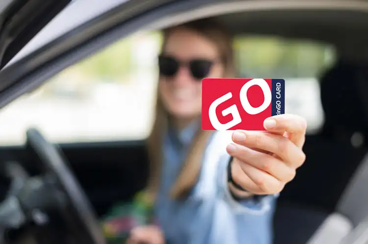 Ragazza in auto che mostra la ParkinGO Card
