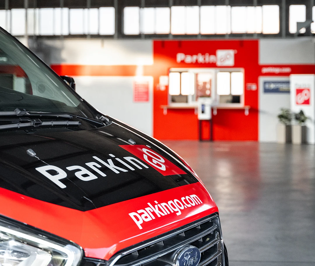 Dettaglio navetta ParkinGO pronta all'interno del parcheggio custodito di Milano Linate