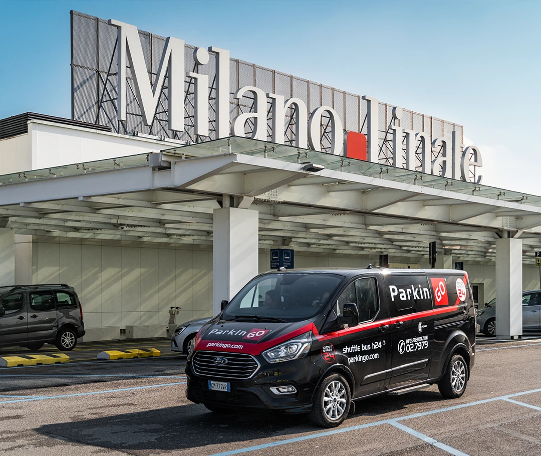 Navetta ParkinGO in sosta operativa davanti al Terminal dell'Aeroporto di Milano Linate
