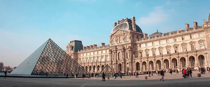 Vista esterna Piramide di vetro Louvre Parigi Francia 